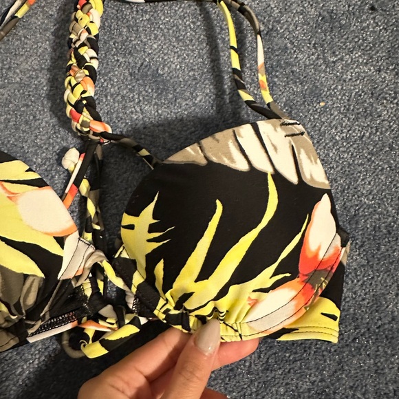 Hollister floral bikini set XS bottom and 34A top - Picture 8 of 10